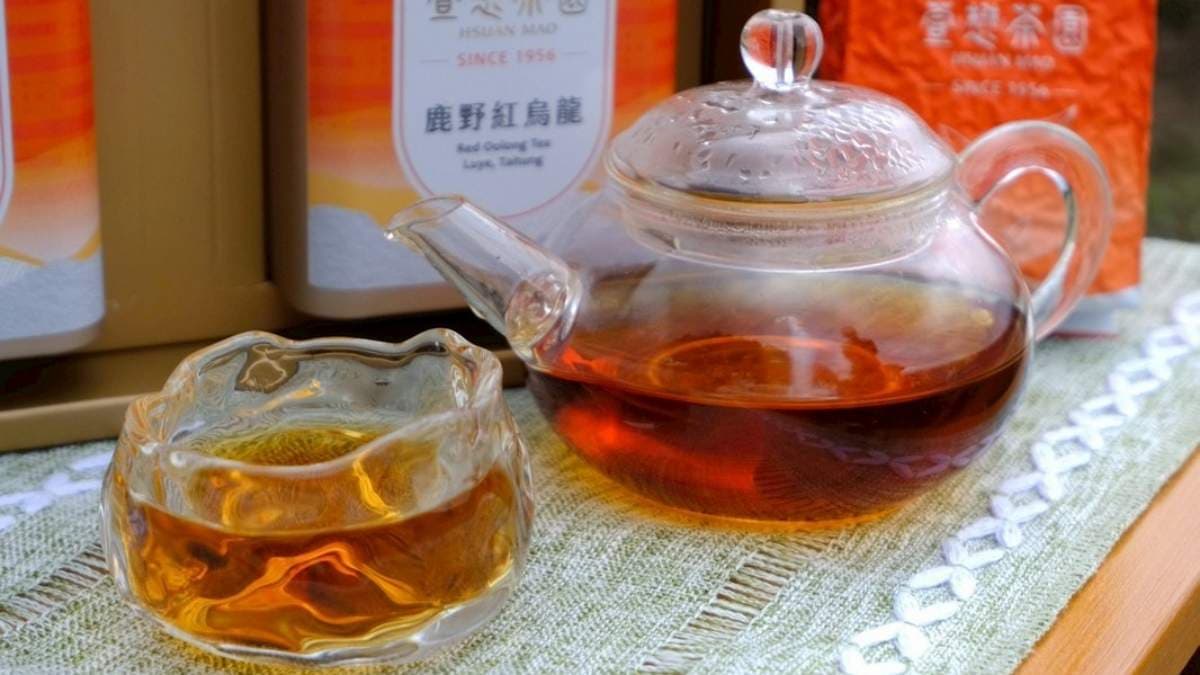 茶水色澤暗紅帶有光澤，耐泡且冷熱泡都適合。（圖片來源：晴晴的美食地圖）