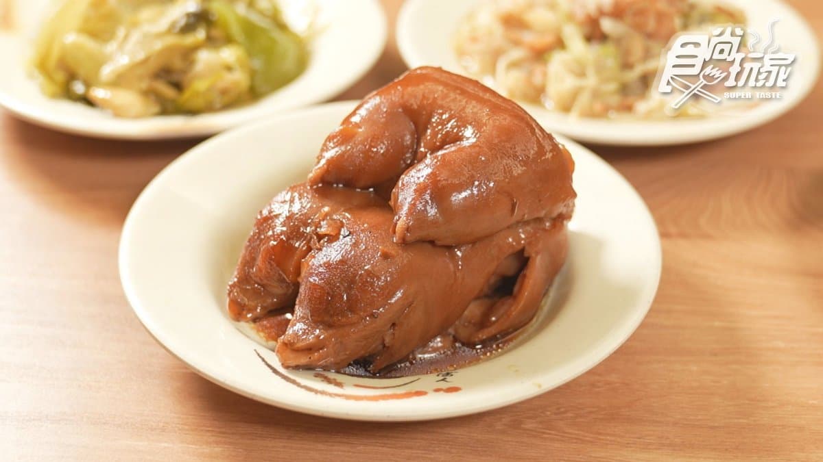 整顆豬腳滷到軟Q入味，醬汁一滴下去就是白飯小偷。