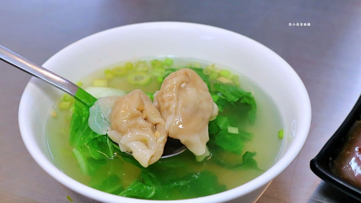 「餛飩湯」共４顆餛飩，內餡的調味剛剛好。（圖片來源：敦小蓮の食旅錄）