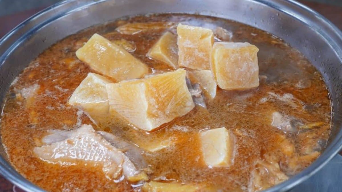 推薦必點店家的凍豆腐，口感軟嫩，咬下去湯汁爆出。（圖片來源：剎有其食）