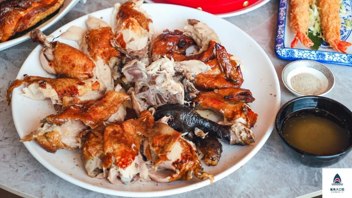 高溫窯烤將窯烤雞外皮烤得金黃酥脆，油亮誘人。（圖片來源：鯊魚大口咬）