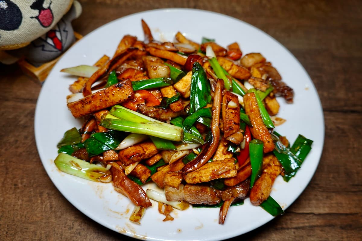 客家小炒以豆乾絲、肉絲與魷魚為主，客家餐館一定會有這一道菜，是考較功夫、比較口感的檢驗基準。