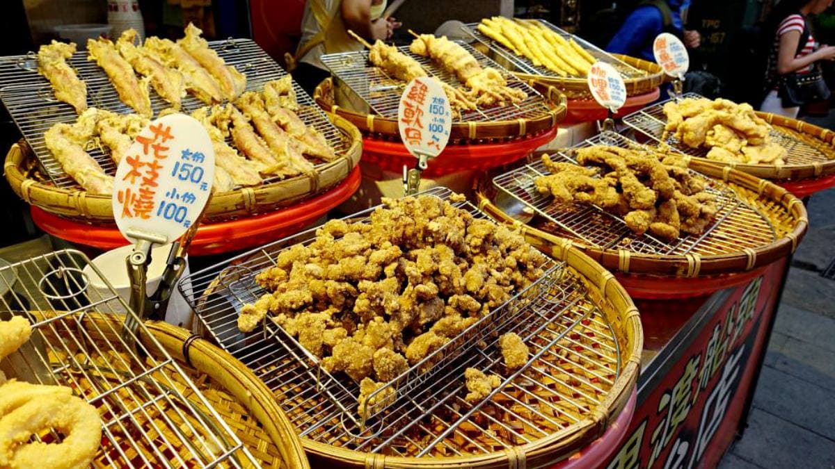 「許家花枝燒」販售各種海鮮炸物，選擇多到眼花撩亂。（圖片來源：水晶安蹄不務正業過生活）
