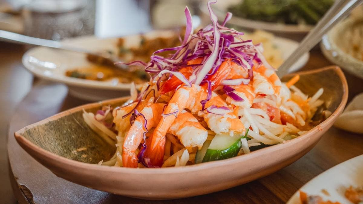 「涼拌鮮蝦青木瓜」可以調整辣度，鮮蝦都是方便食用的剝殼蝦。（圖片來源：是艾思，不是火拳）