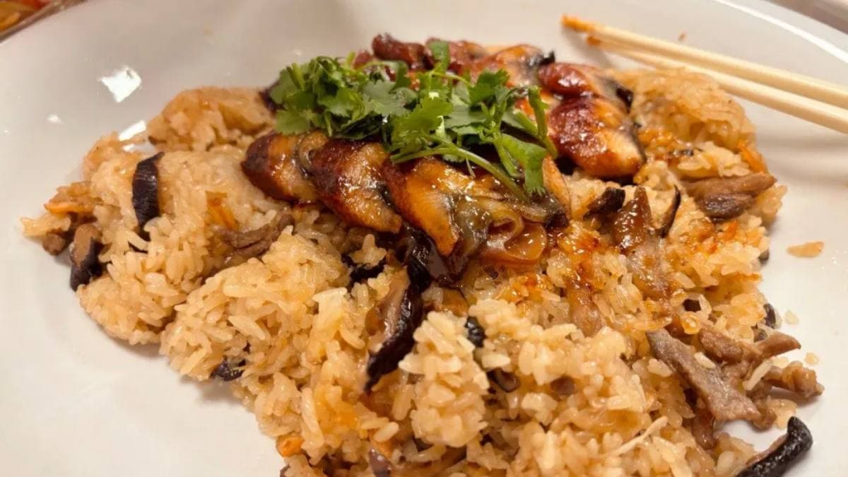 「蒲燒鰻魚」的飯有點像米糕，吃起來不是炒飯鬆散的口感。（圖片來源：寶寶愛放電）