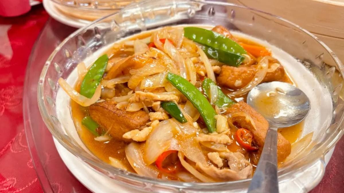 「紅燒豆腐」有炒豬肉片加洋蔥、蔬菜，非常下飯。（圖片來源：寶寶愛放電）
