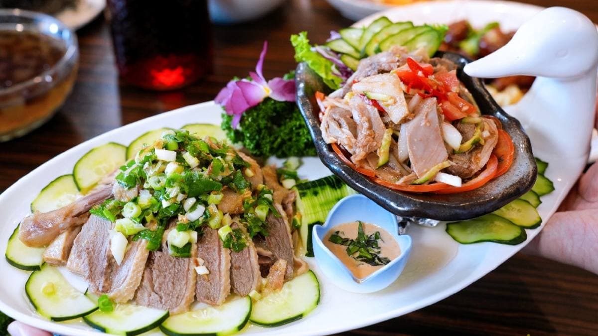 「招牌鴛鴦滷水鴨」用多種香料滷製，肉質口感很軟嫩。（圖片來源：瑋瑋美食萬歲）
