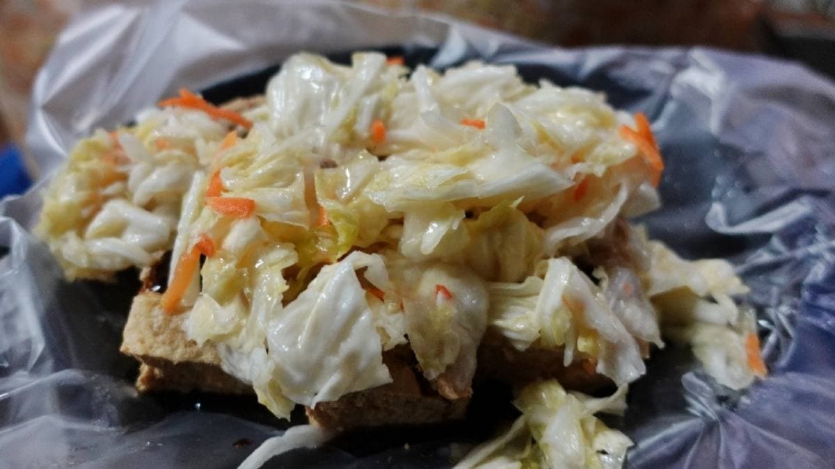 臭豆腐一份６塊，泡菜也給得不手軟。（圖片來源：瑋瑋美食萬歲）