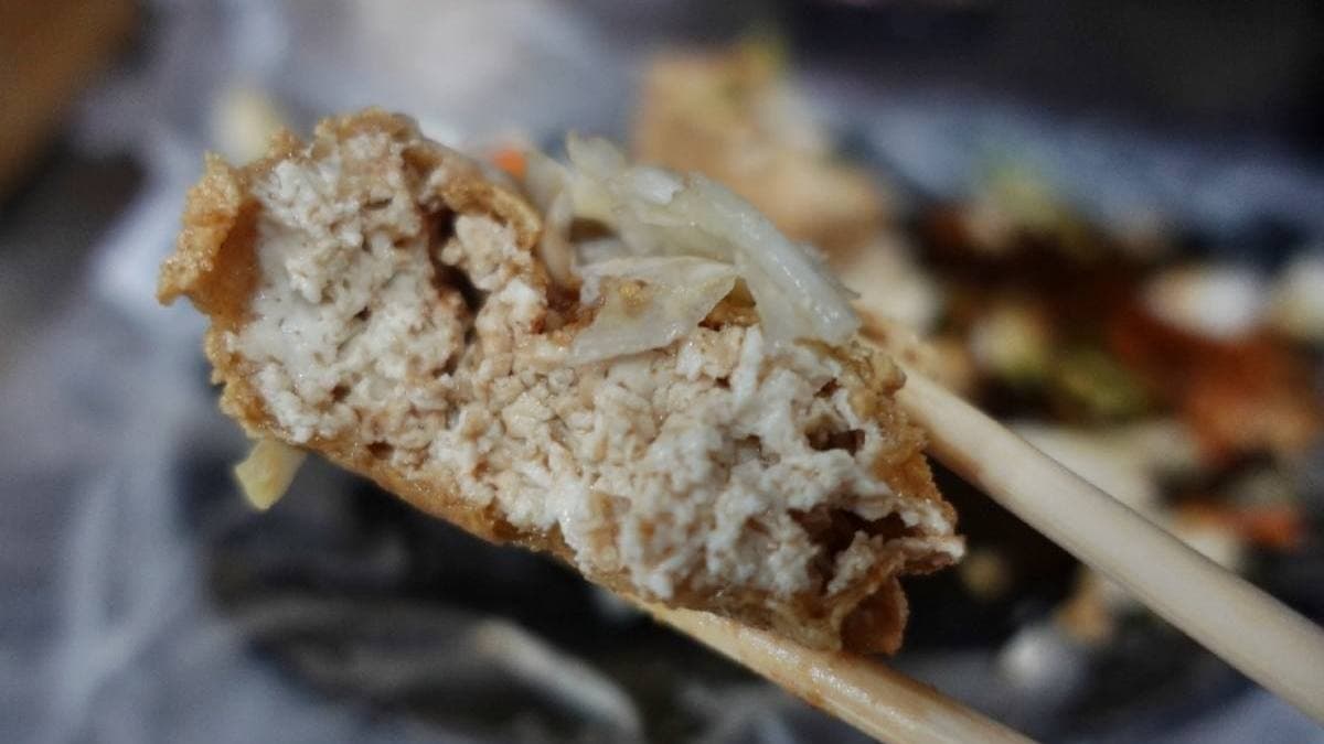臭豆腐外酥內嫩，搭配店家的醬料再加點辣椒更對味。（圖片來源：瑋瑋美食萬歲）