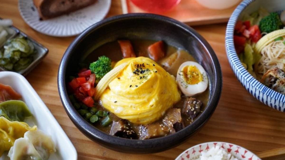 「牛肋咖哩飯」亮黃色的裙擺歐姆蛋旁邊淋上濃濃的咖哩醬，口感滑嫩。（圖片來源：阿華田的美食日記）
