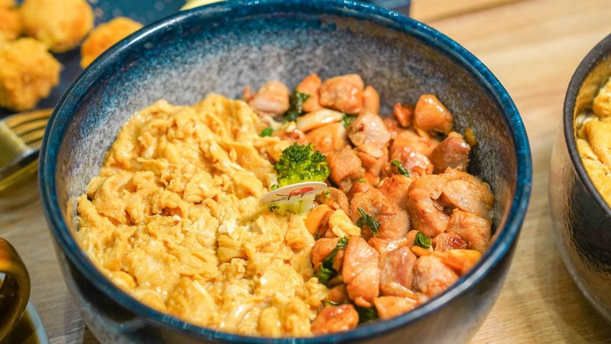 「老闆娘三杯雞飯」摻入了很多蒜頭爆香，非常下飯。（圖片來源：Jason's Life）