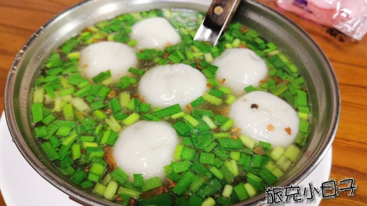 「客家鹹湯圓」油蔥酥香氣十足，湯頭相當鮮甜美味。（圖片來源：旅充小日子）