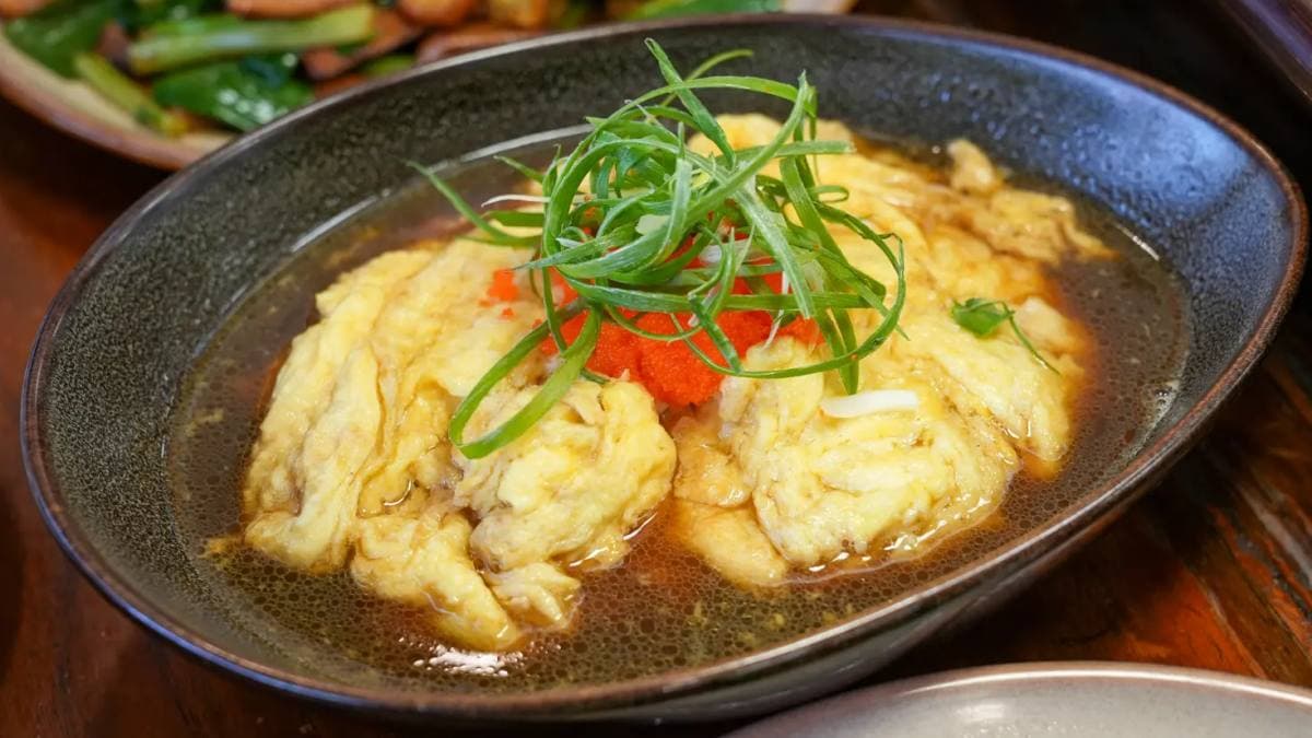 「秘製魚汁滑蛋」是老闆使用獨家秘醬製成，口味酸酸甜甜。（圖片來源：勞鼠探世界）