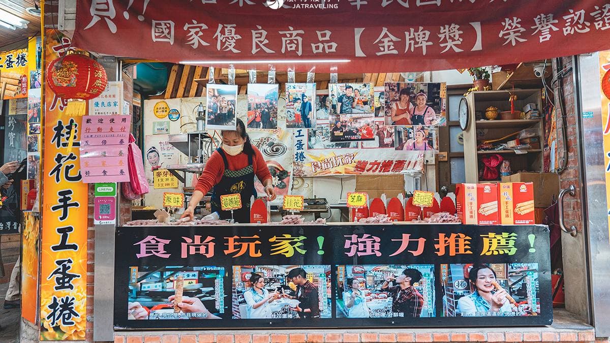 「京廣桂花手工蛋捲創始店」是當地知名的伴手禮店。（圖片來源：旅行履行中）