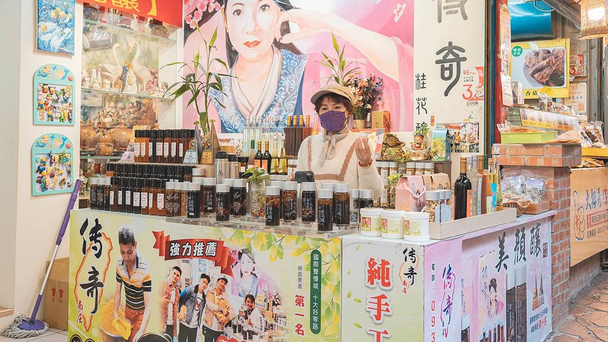 「傳奇桂花釀」位於南庄桂花巷內，是知名的桂花蜜伴手禮店。（圖片來源：旅行履行中）