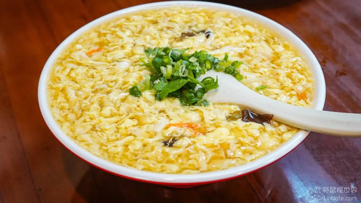 「招牌酸辣湯」分量十足，裡面還加了榨菜來調味。（圖片來源：勞鼠探世界）