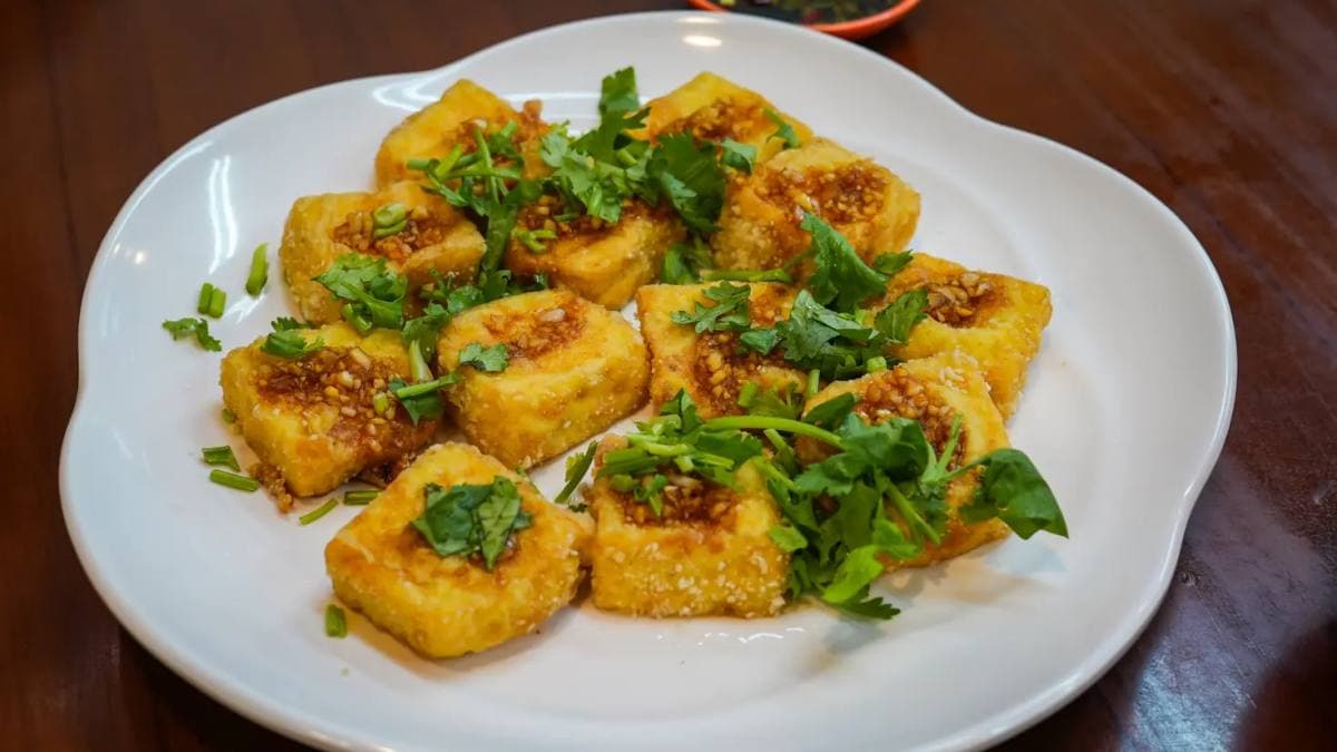 「招牌豆腐」可以聞到淡淡的豆腐酥香氣，吃起來酥中帶嫩。 （圖片來源：勞鼠探世界）