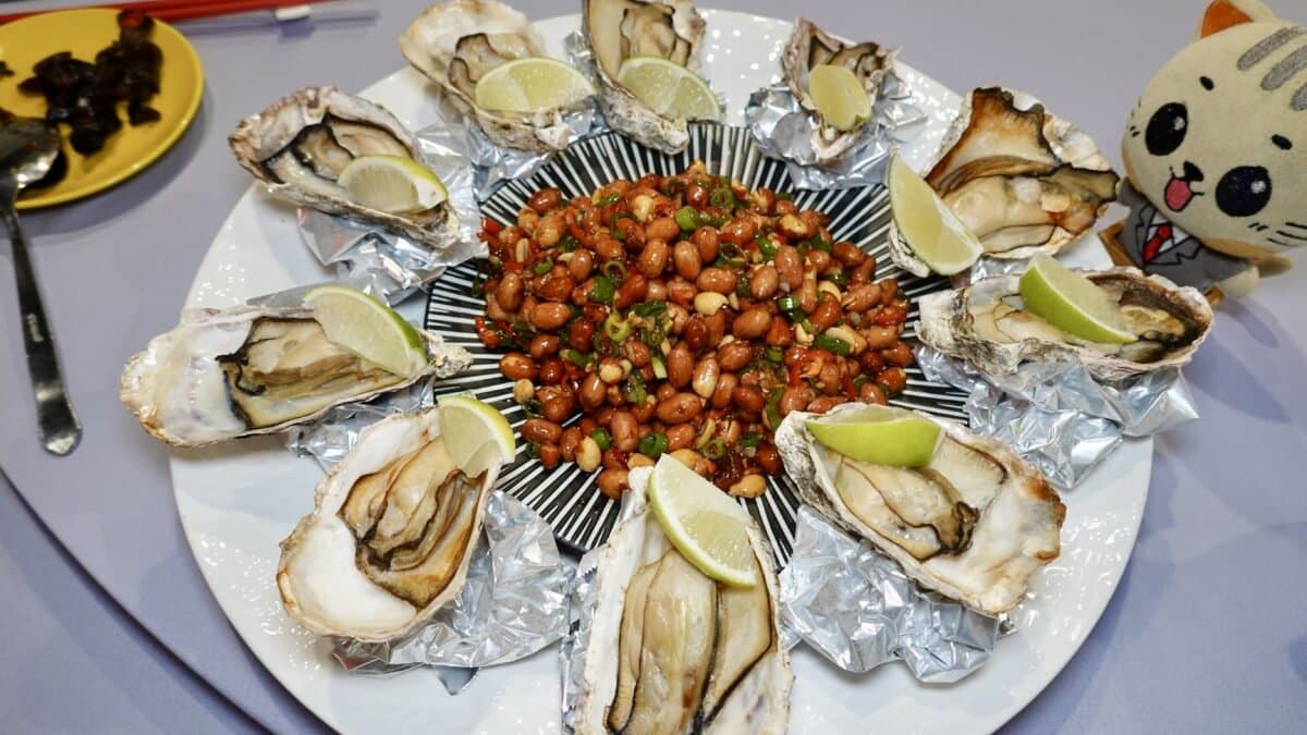 「蠔事花生」是烤生蠔加麻辣花生的創意料理。（圖片來源：貓大爺）