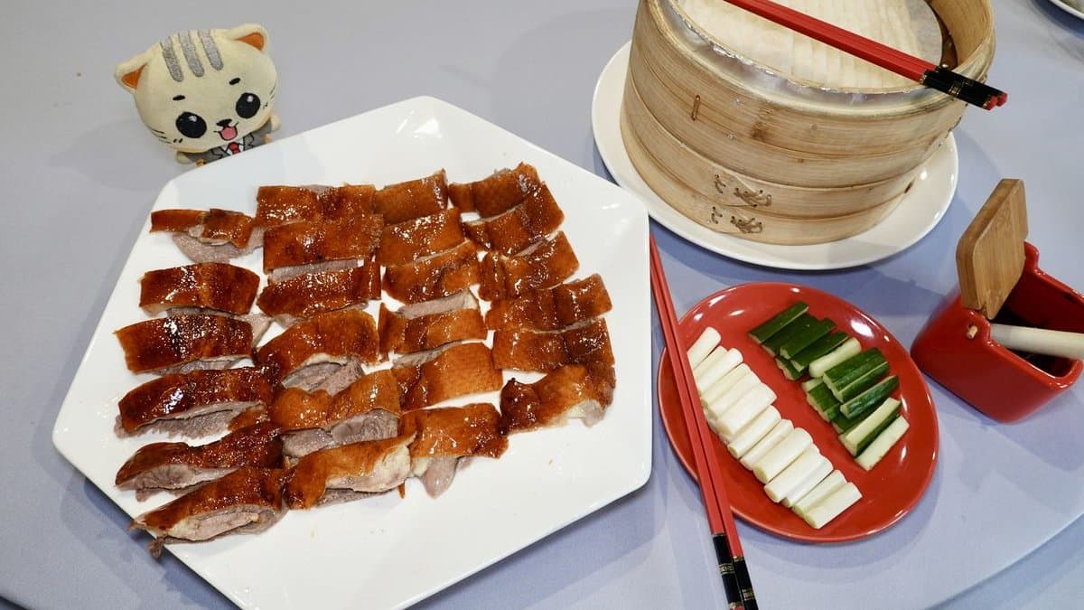 「櫻桃烤鴨」搭配甜麵醬、蔥段與餅皮，有酥脆的口感與油脂香氣。（圖片來源：貓大爺）