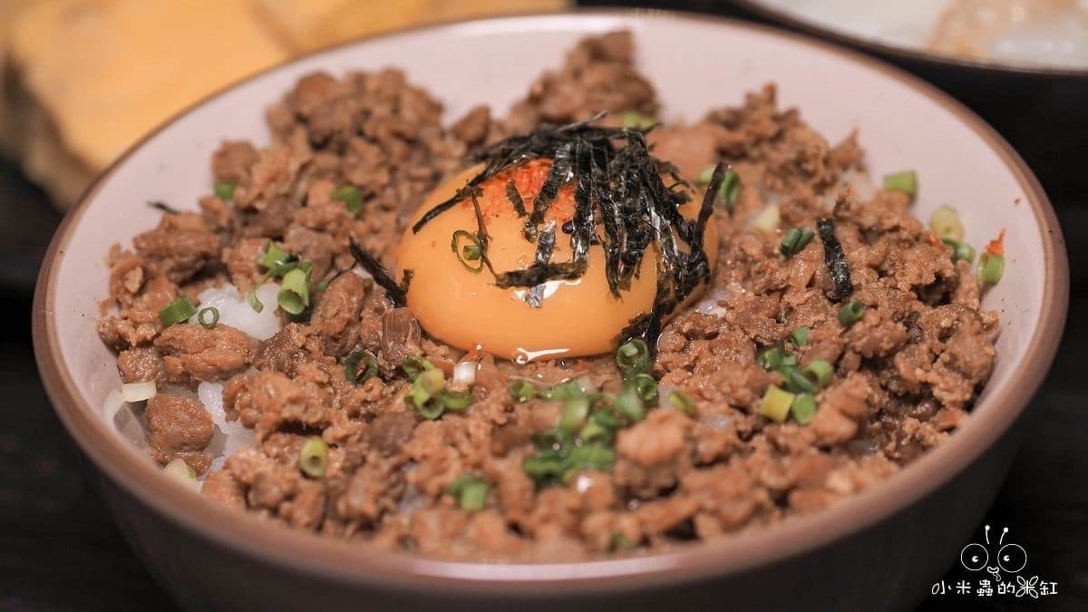 「月見味噌雞鬆飯」以香濃味噌醬作基底，讓每粒米飯都吸附著滿滿的風味。（圖片來源：小米蟲的米缸）