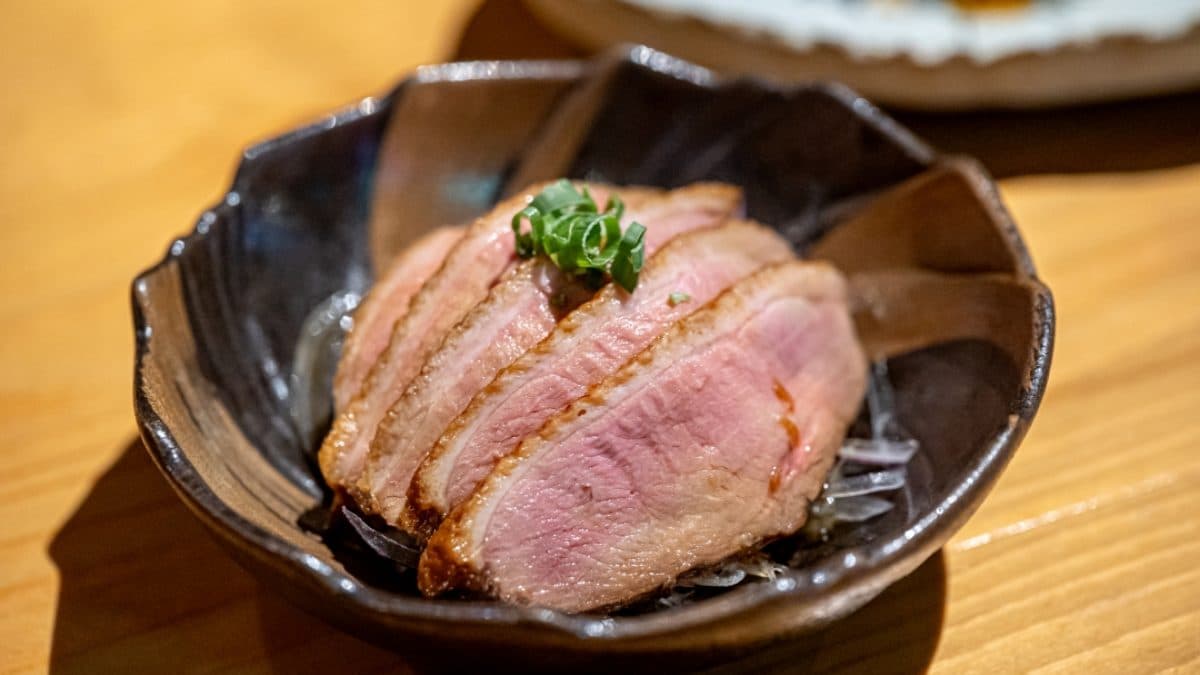 「合鴨薄切」使用宜蘭在地鴨肉，用低溫烹調的方式再浸泡昭和台灣獨門醬汁。（圖片來源：麥仔の食尚生活）