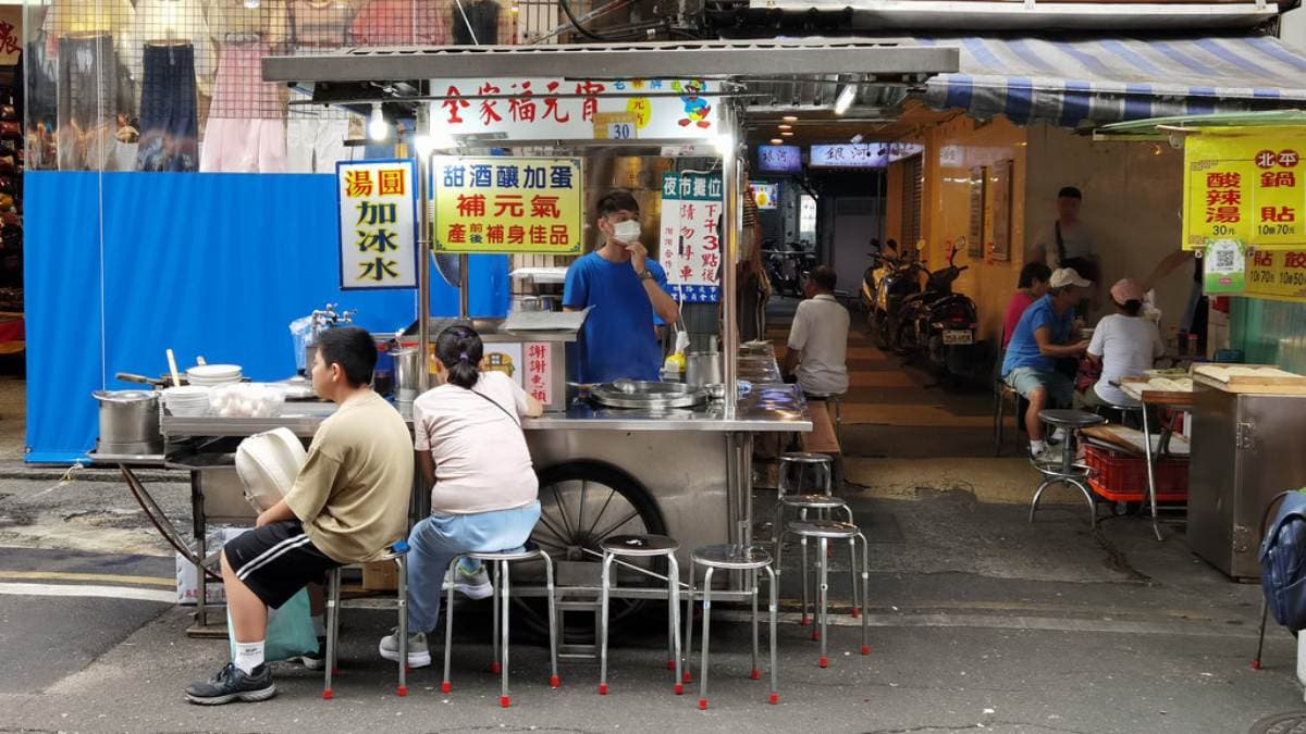 「老牌全家福酒釀湯圓元宵」鄰近基隆夜市，四季都有賣。（圖片來源：Darren蘋果樹旅遊玩樂誌）