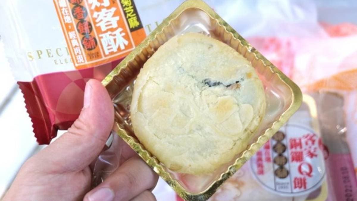 「好客酥」外型有點像太陽餅，能感受迷人餅皮的香氣與黑芝麻香。（圖片來源：阿一一之食意旅遊）