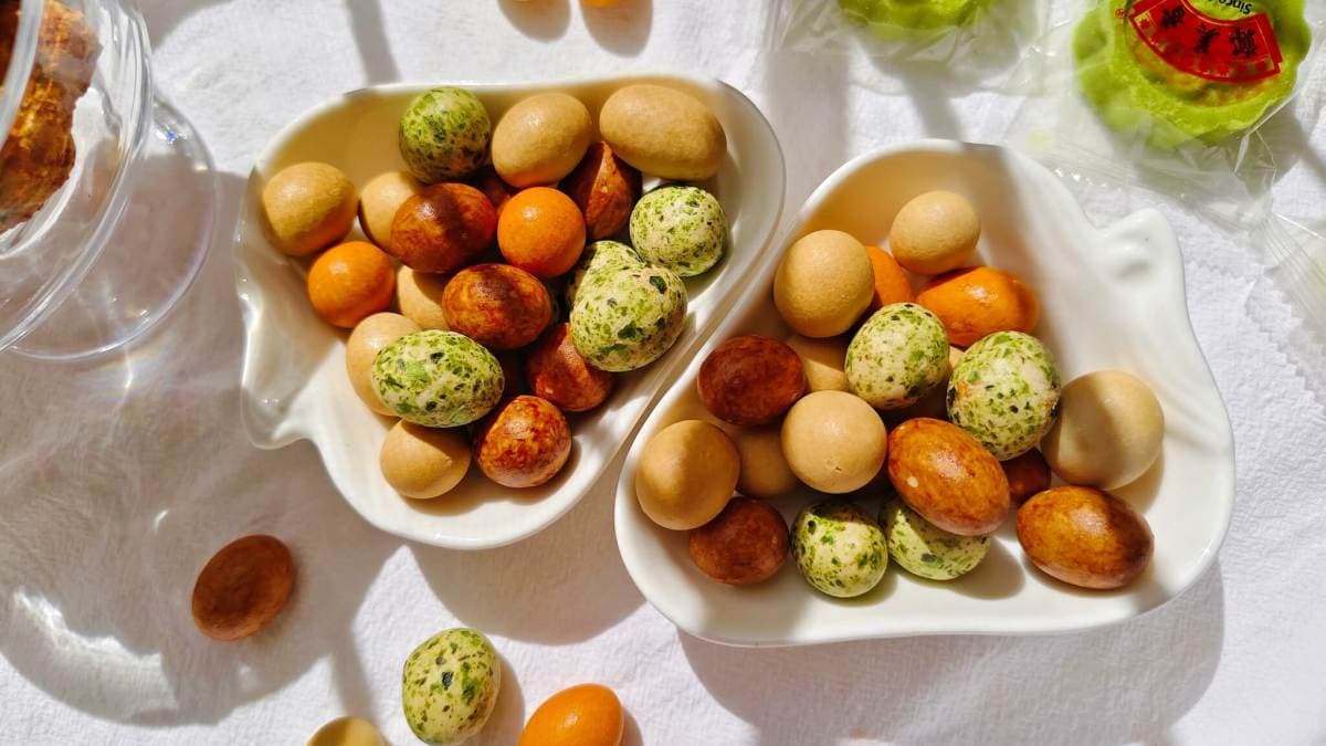 「七彩花生」薄薄的脆皮，一口咬下去滿嘴都是酥香甜脆的味道。（圖片來源：小美很愛嚐）