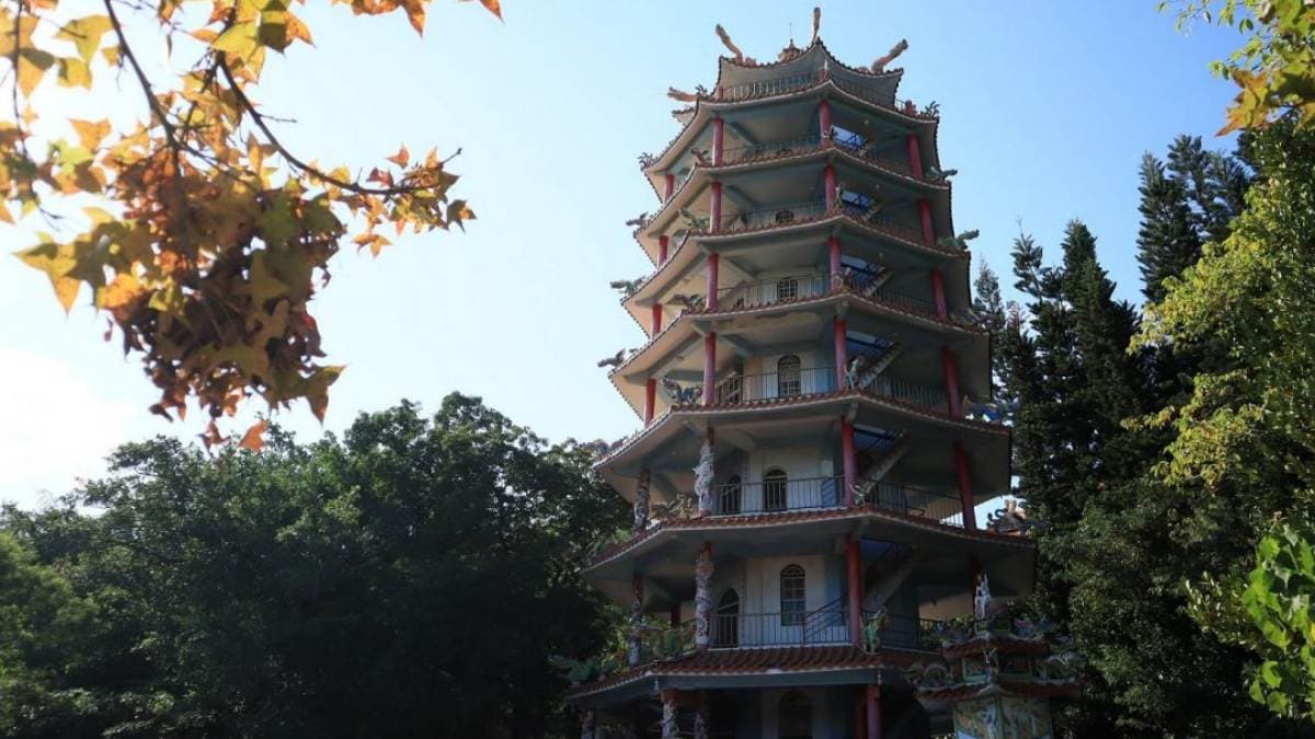 公園內的龍鳳佛堂，四周草木扶疏，感覺很是清幽。（圖片來源：Vicky 媽媽的遊樂園）