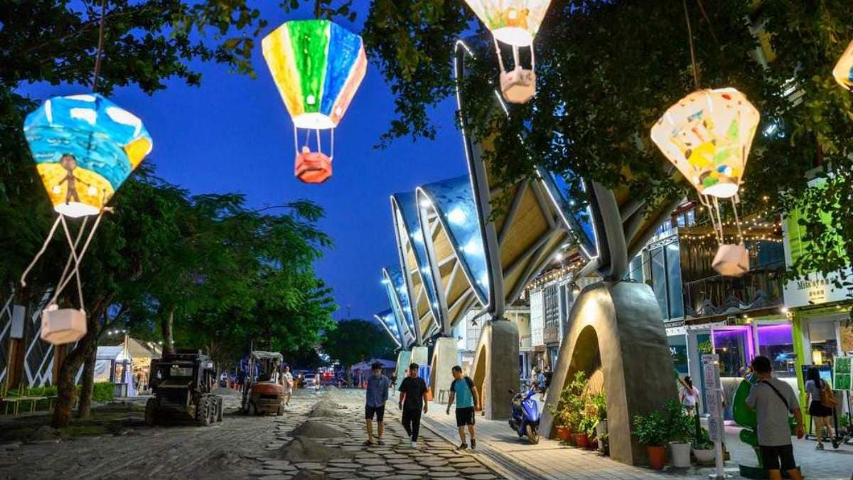 建築內由50個貨櫃組合而成，裡頭共有18家店舖。（圖片來源：SYA(賽亞)的旅遊部落格）