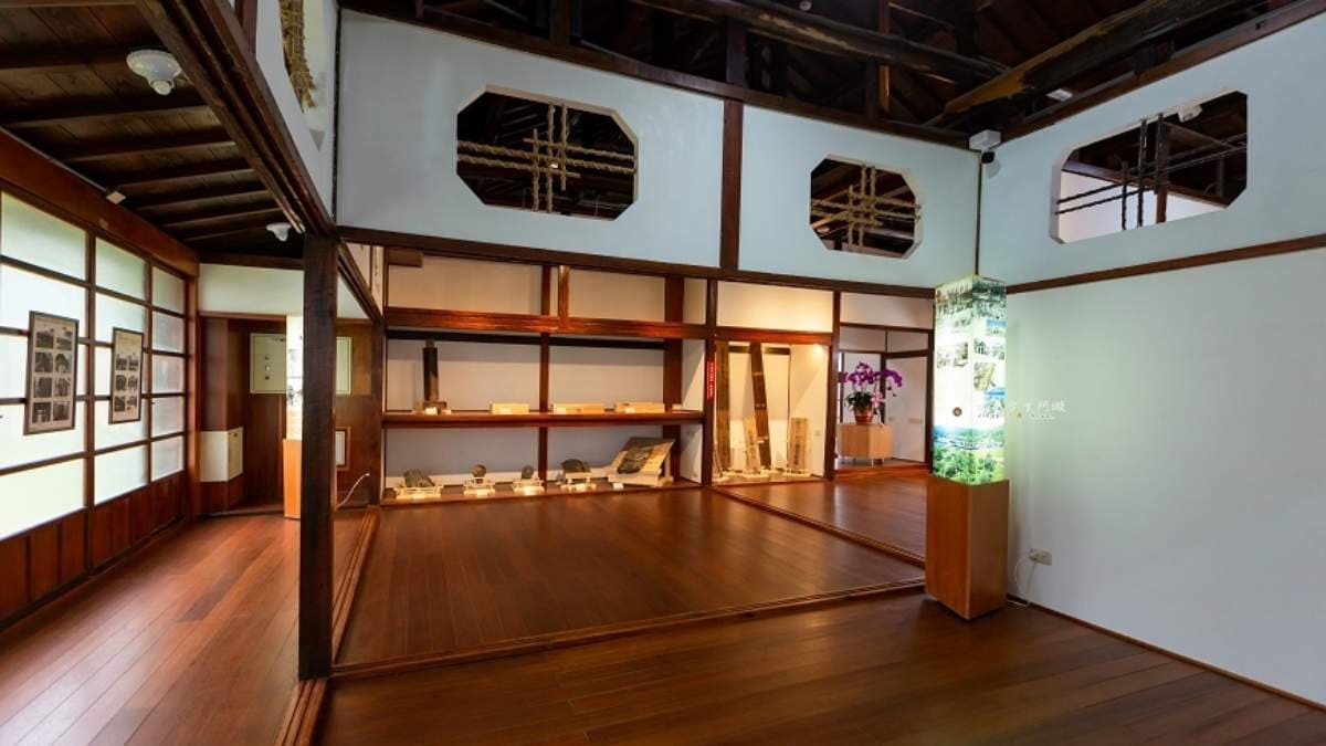 透過文物的介紹，更能理解這幾棟建築早年的歷史故事。（圖片來源：城市少女阿璇）