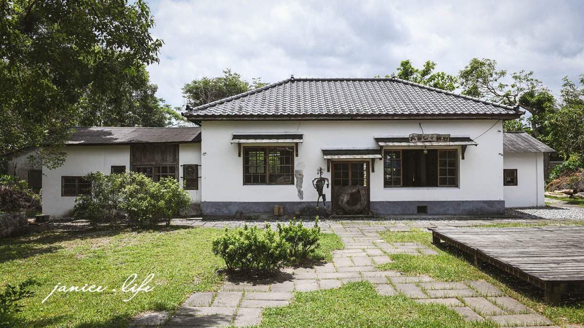 主建築物的周遭是寬闊的庭院，有著大片的綠草地。（圖片來源：潔妮食旅生活）