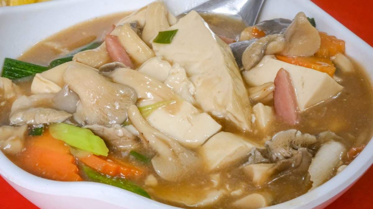 「紅燒豆腐」滑嫩細緻，標準的白飯殺手。（圖片來源：晴晴的美食地圖）