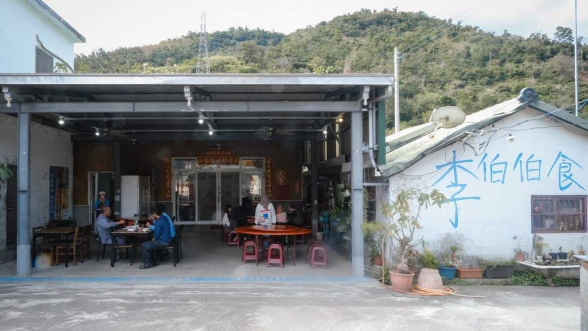 「李伯伯食堂」是由自家住宅改建而成的小餐館，店門口擺著幾張紅色圓桌。（圖片來源：晴晴的美食地圖）