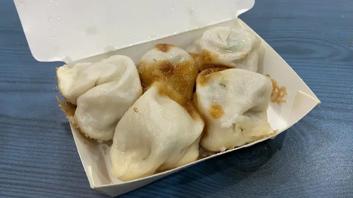 福州包味道跟水煎包有點類似，但口味會更甜一點。（圖片來源：勞鼠探世界）
