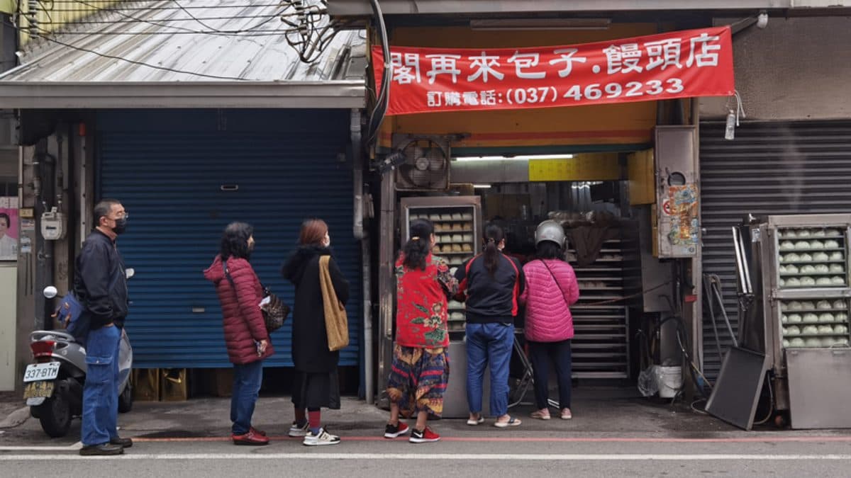 「擱再來包子」是當地排隊名店，包子還沒出爐門口已大排長龍。（圖片來源：Darren蘋果樹旅遊玩樂誌）