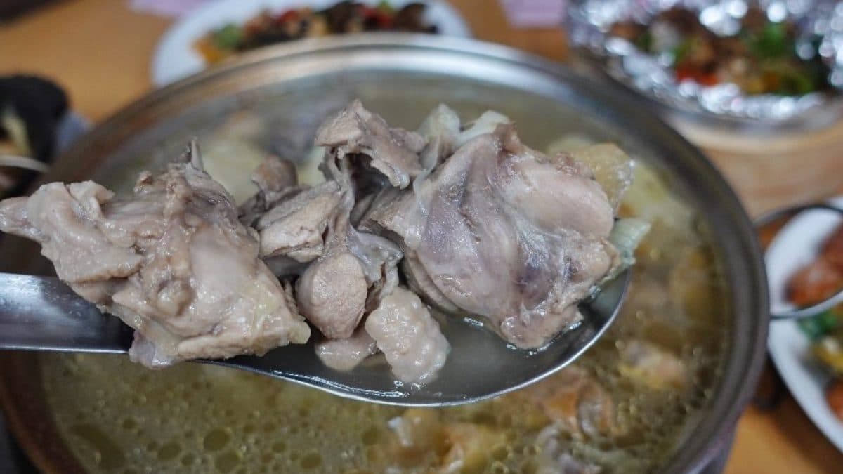 「燒酒雞」也是店家招牌，湯頭使用了數十種中藥材熬煮。（圖片來源：瑋瑋美食萬歲）