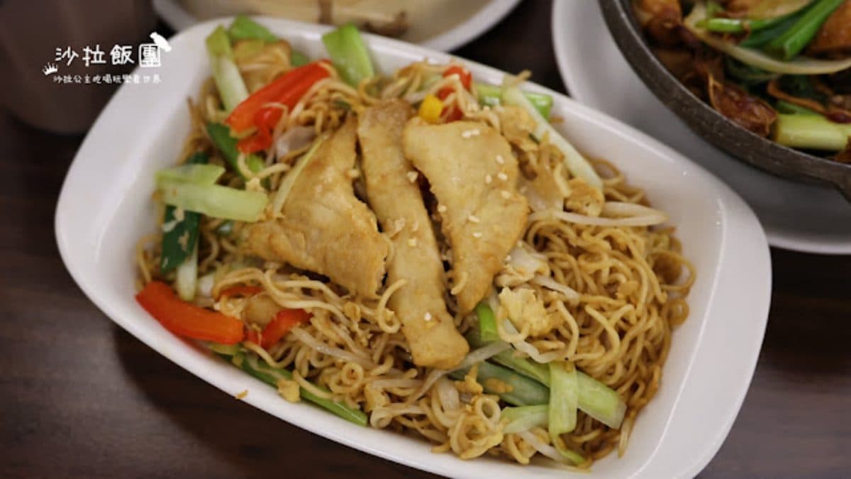 「豬排炒公仔麵」的豬排炒在麵裡，鹹香夠味。（圖片來源：沙拉飯團）