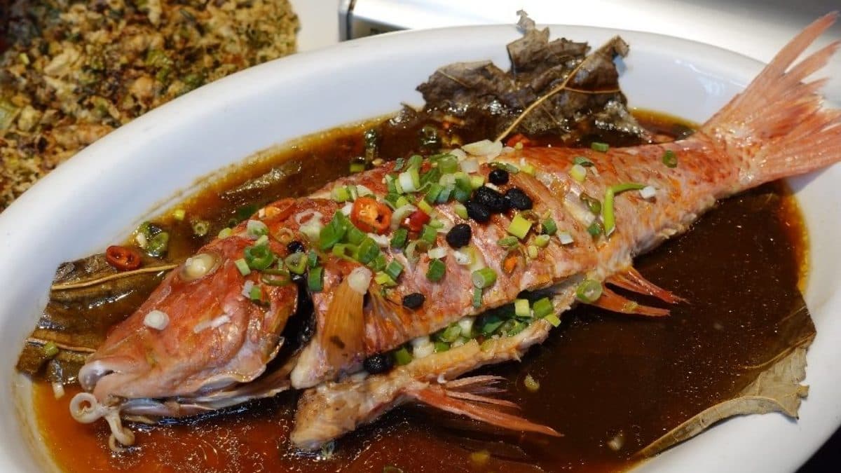 「清蒸秋姑」是龍鳳漁港在地的本港魚，魚身有一股特別的蟹香味。（圖片來源：瑋瑋美食萬歲）