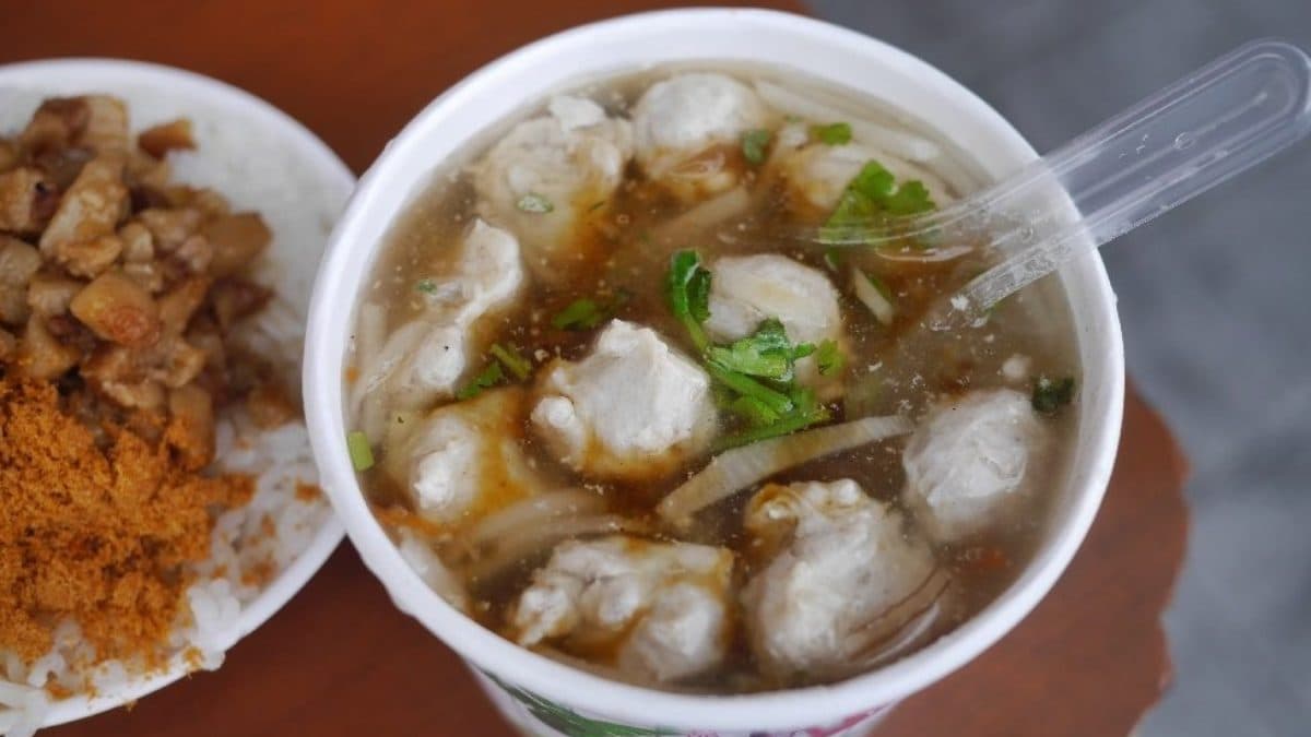 肉羹湯使用魚漿製作，用料實在、湯頭也很清爽。（圖片來源：瑋瑋美食萬歲）