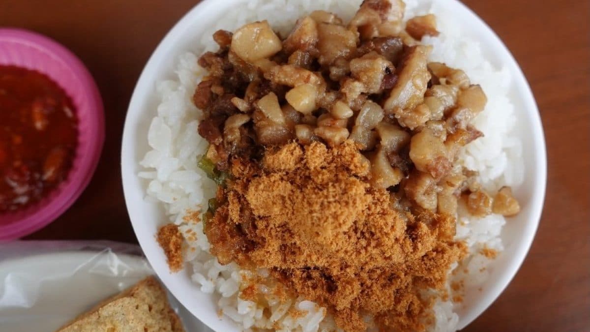 滷肉飯加了肉鬆和酸菜點綴，是偏甜的南部口味。（圖片來源：瑋瑋美食萬歲）