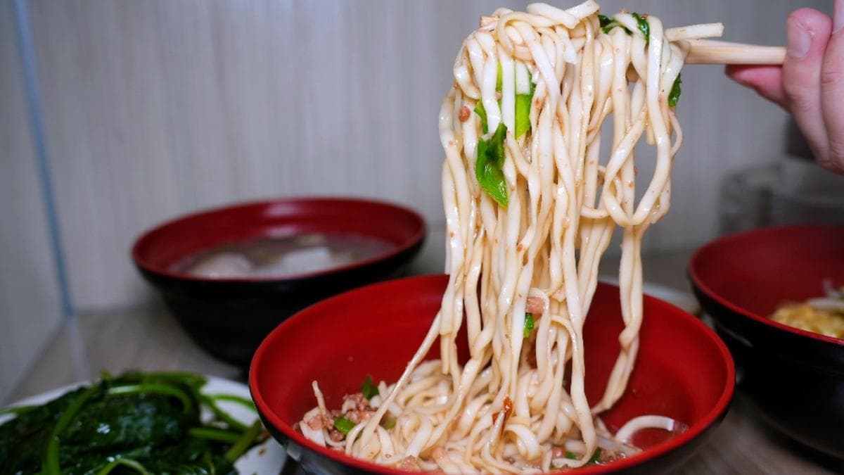 乾陽春麵肉燥很香，口感軟而不爛。（圖片來源：瑋瑋美食萬歲）