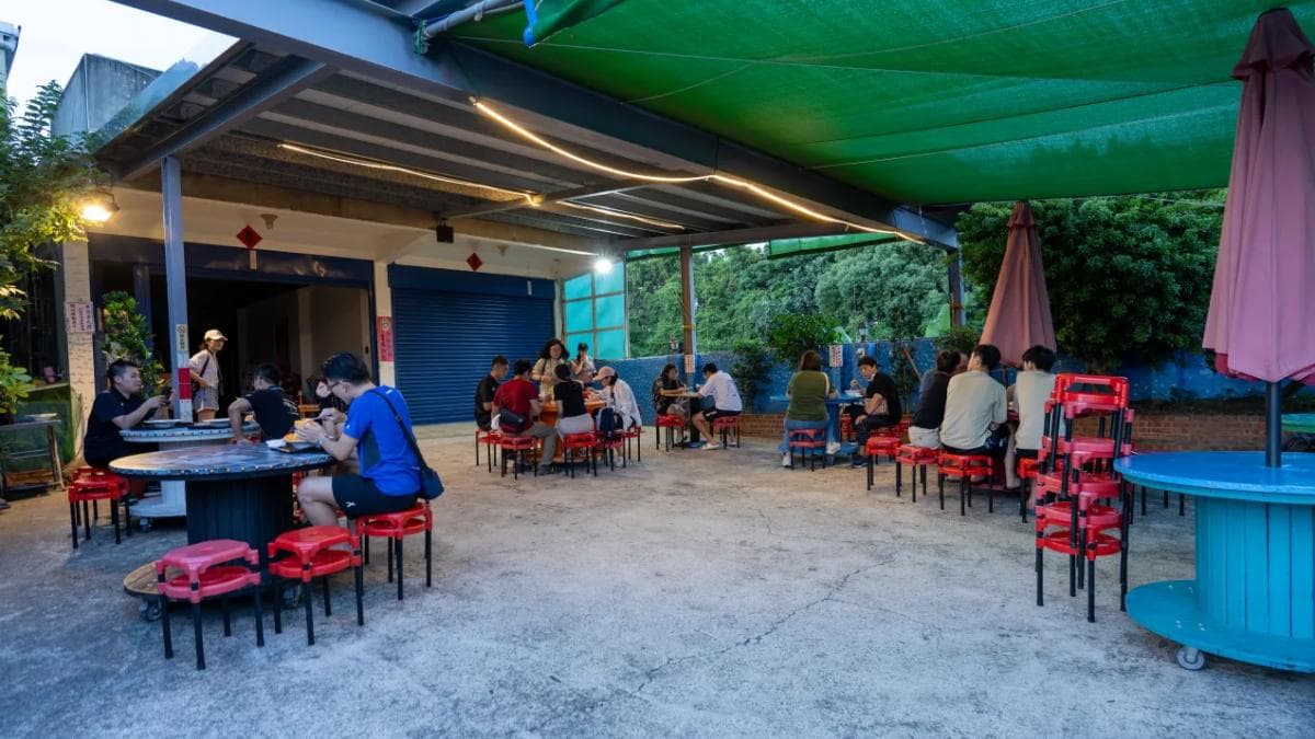 店家有室內與戶外用餐區，戶外蚊蟲較多須注意。（圖片來源：勞鼠探世界）