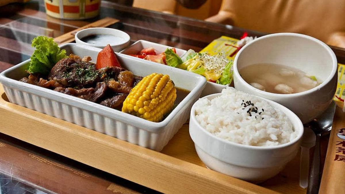 「森林燴牛肉餐」主菜紅燒牛肉燉得軟嫩入味，不會過鹹。（圖片來源：BlackMOMO）