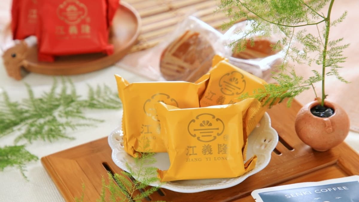 江義隆伴手禮由三奇壹號咖啡館製作，將千層餅皮融入中式糕餅。（圖片來源：老爺爺與小老婆）