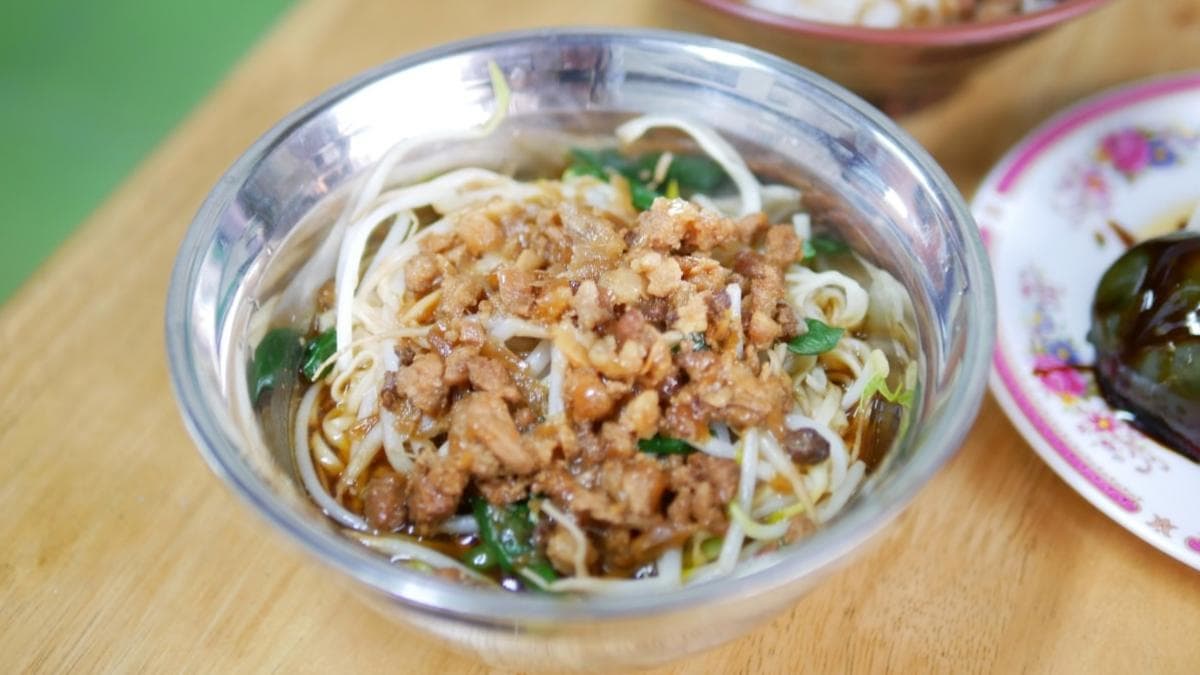 乾意麵是店內招牌之一，彈牙麵條上淋滿了色澤迷人的軟嫩肉燥。（圖片來源：曼達愛吃鬼）