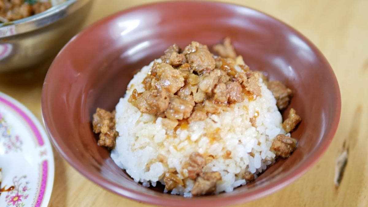 肉燥飯米粒偏溼軟，是小朋友或長輩較喜愛的口感。（圖片來源：曼達愛吃鬼）
