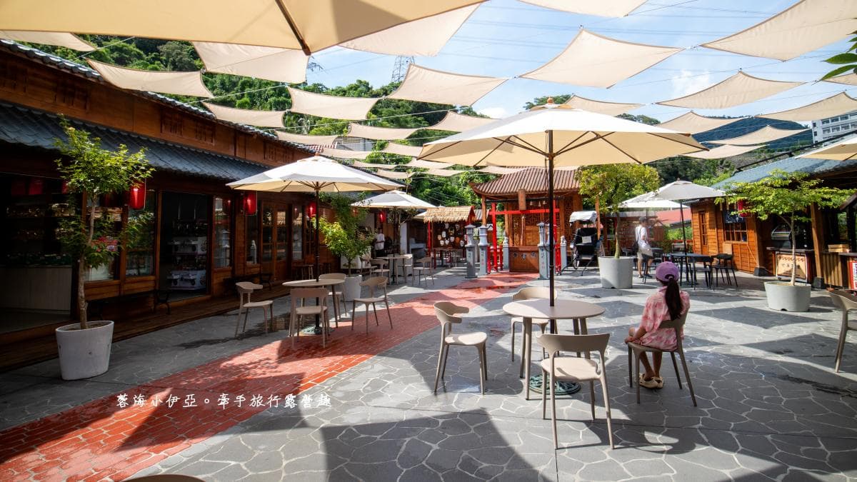 車埕町空間不大，中間提供休憩桌椅，兩旁就是美食街。（圖片來源：蓉蓉牽手ㄩˇ你環遊世界）
