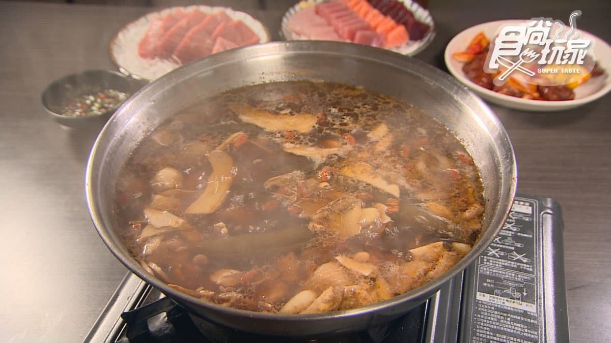 「剝皮辣椒雞湯」入口鮮甜、帶有一點嗆辣感，天氣冷喝上一碗超暖胃。
