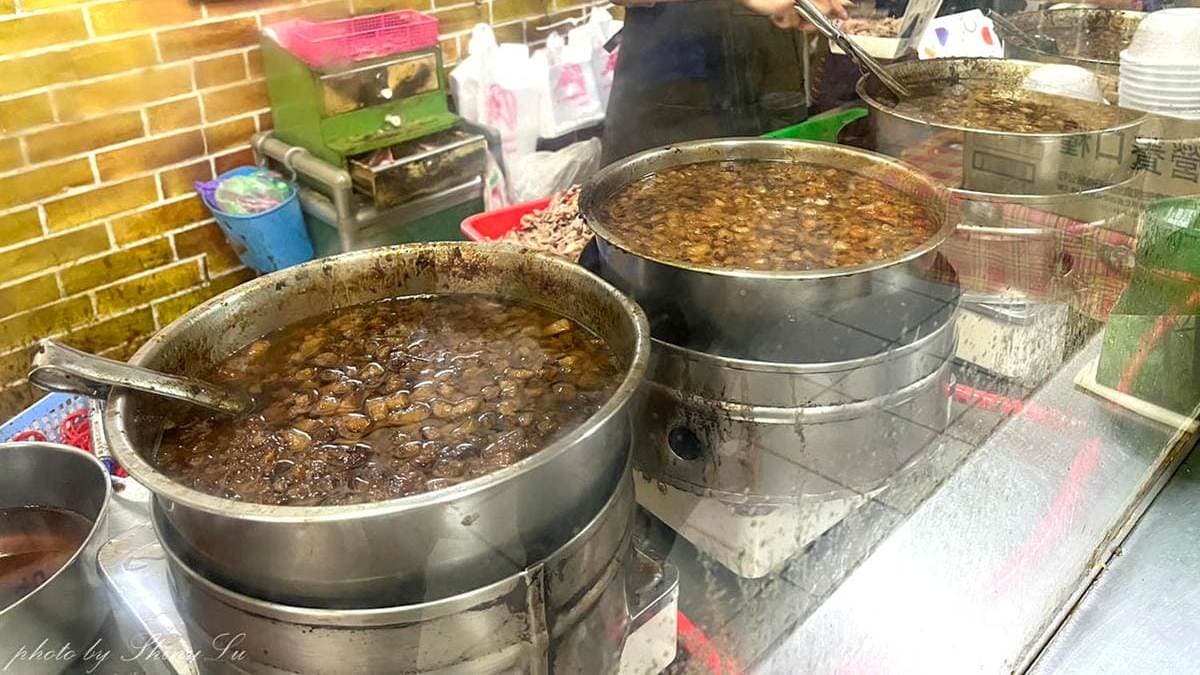 一鍋鍋香味爆棚的滷汁，是鴨滷飯的靈魂。（圖片來源：呂萱萱愛分享）